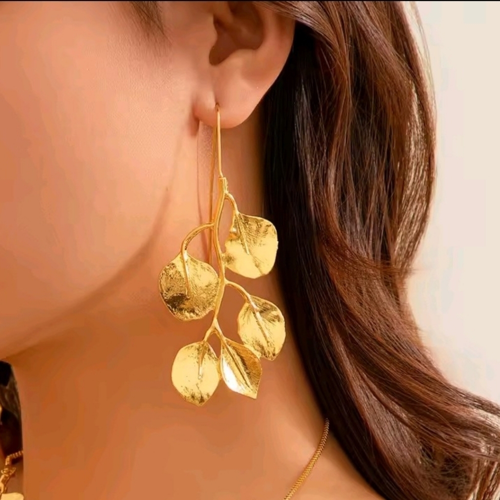 New ZARA Gold Petal Drop Earrings